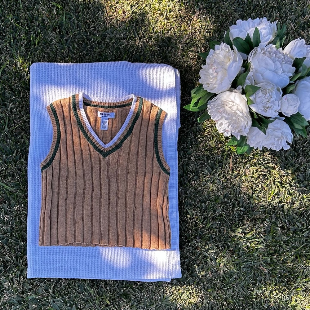 RSQ Brown V-Neck Sweater Vest with Ribbed Texture